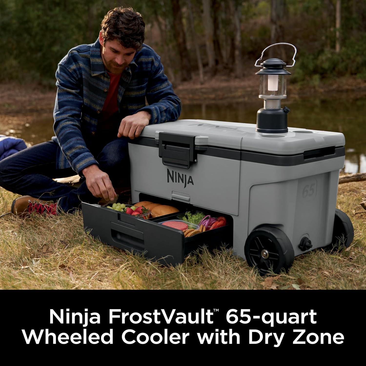 (LLEGANDO 1 DE SEPT) Hielera Cooler con Rueda Ninja FrostVault FB265GY de 65 Qt / 61 Litros con Cold Dry Zone – Gris