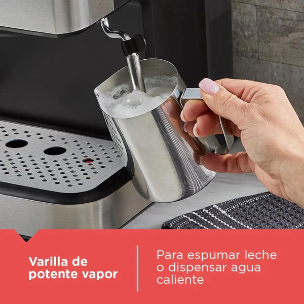 Cafetera Espresso y Capsula Nespresso 1.5L 20 Bares Black and Decker EM0312-0SDLA BLACK + DECKER