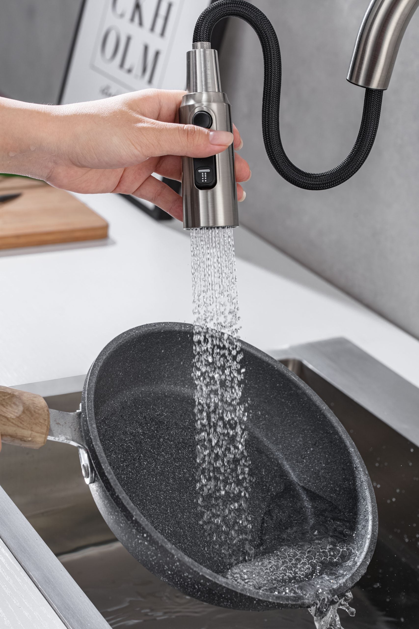 Grifo GIRONA de Acero Inoxidable con Manguera Flexible GASCO