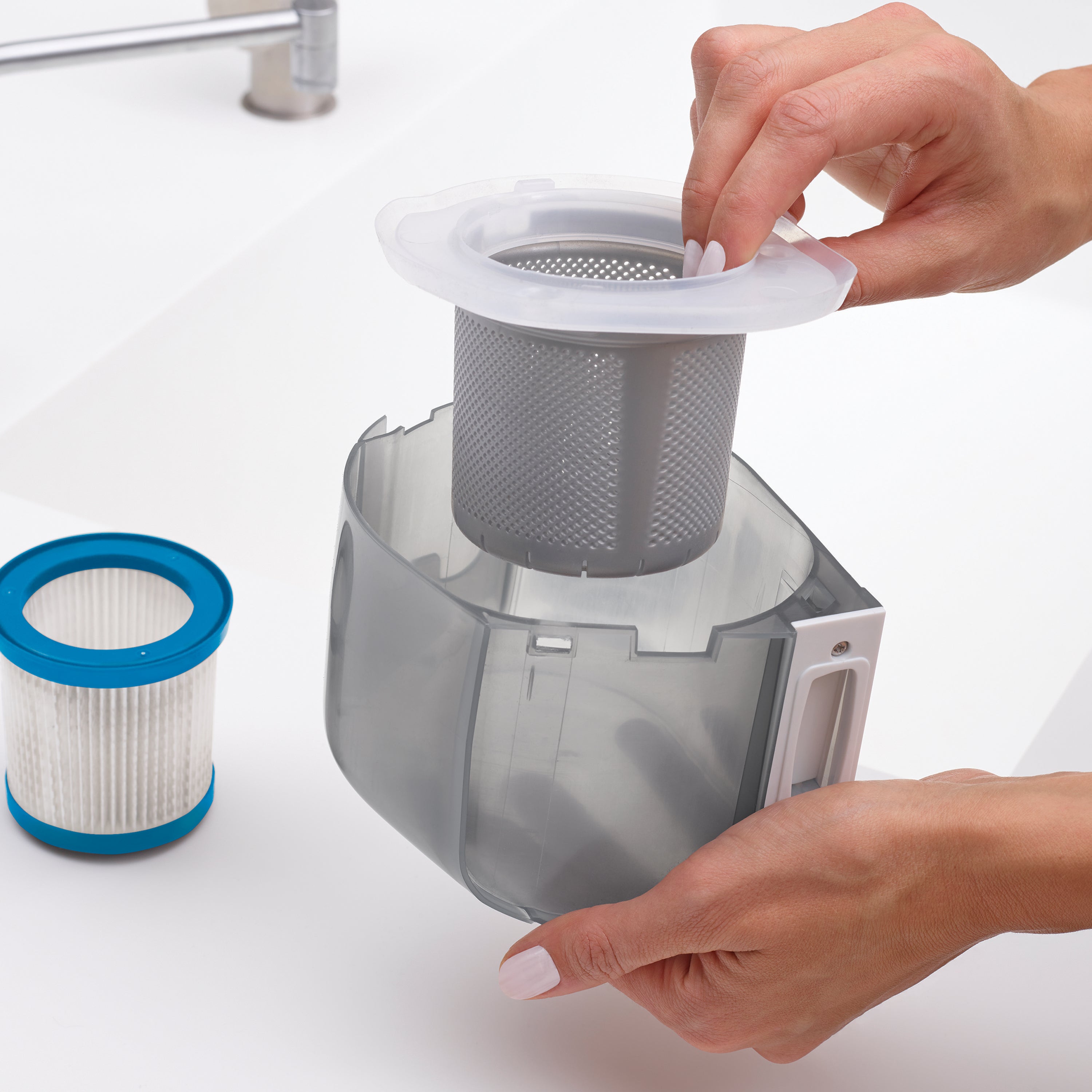 Aspiradora Inalámbrica de Iones de Litio 2 en 1 con Extensión para el Piso Black and Decker HFEJ415JWMF22-B3 BLACK + DECKER