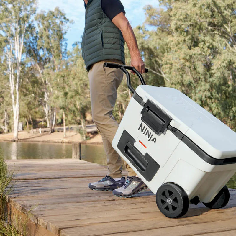 Cooler Ninja Frostvault De 45QT Con Ruedas. Hielera Térmica Con Dry Zone, Gaveta Inferior Y Alta Conservación De Frío. Color Blanco. FB245WH