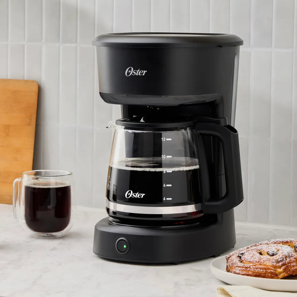 (LLEGANDO 27 DE JULIO) Cafetera Oster® de 12 Tazas con Filtro Reutilizable – BVSTDCS121B | 900W