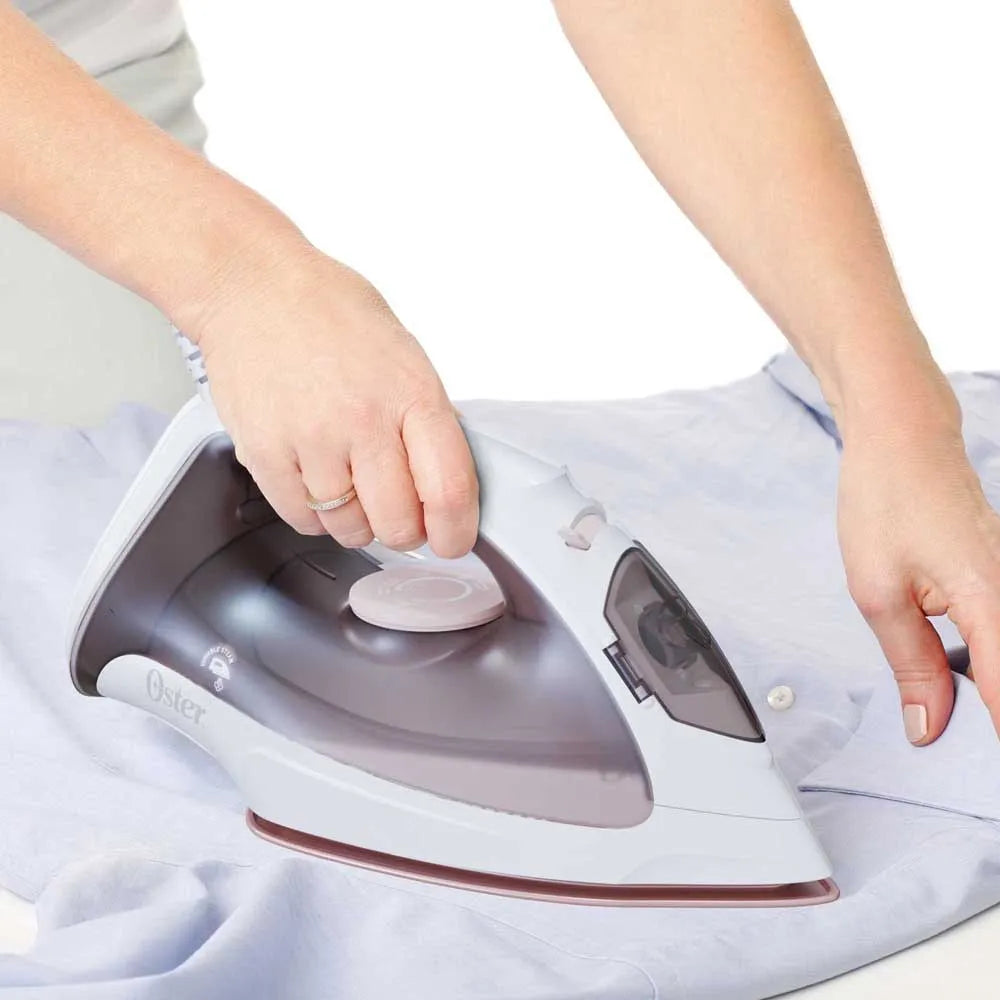 (LLEGANDO 1 DE SEPT) Plancha de Vapor Oster GCSTBS3801 1000W – Suela Antiadherente, Vapor Continuo y Diseño Ligero