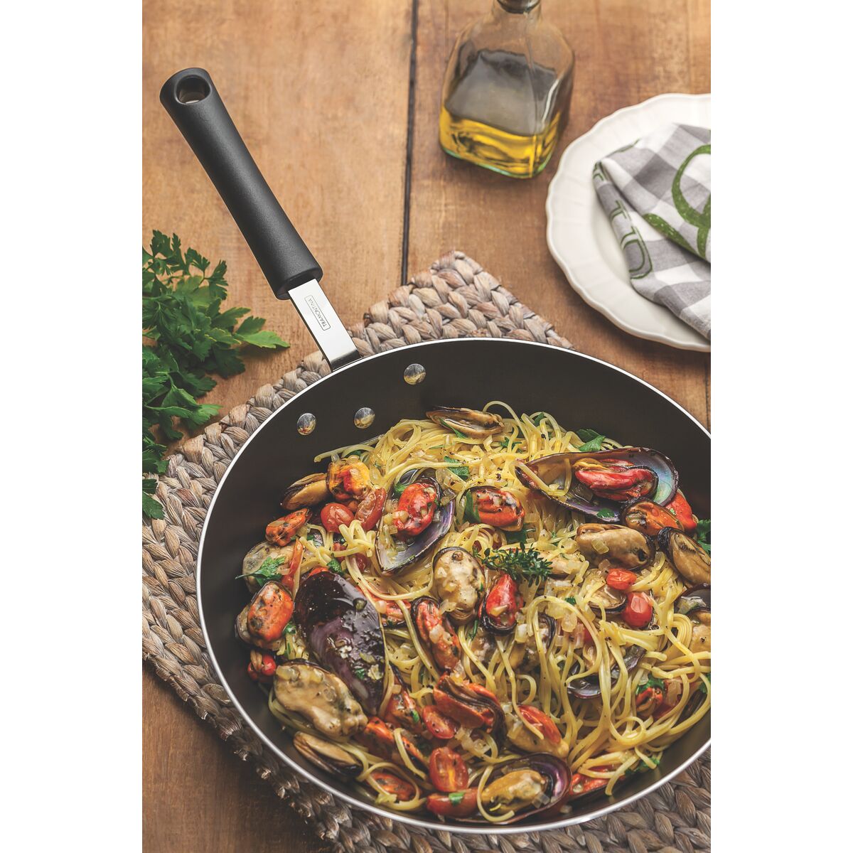 Sartén Profesional en Aluminio con Revestimiento Interno con Antiadherente Starflon Premium y Acabado Externo Lijado 28cm 3,2L Tramontina 20892/028