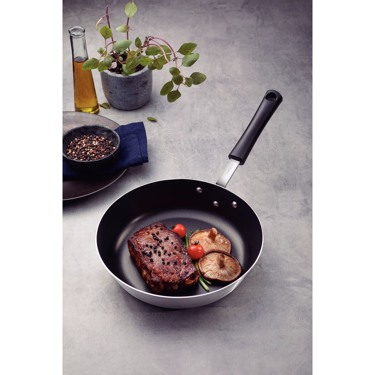 Sartén Profesional en Aluminio con Revestimiento Interno con Antiadherente Starflon Premium y Acabado Externo Lijado 28cm 3,2L Tramontina 20892/028