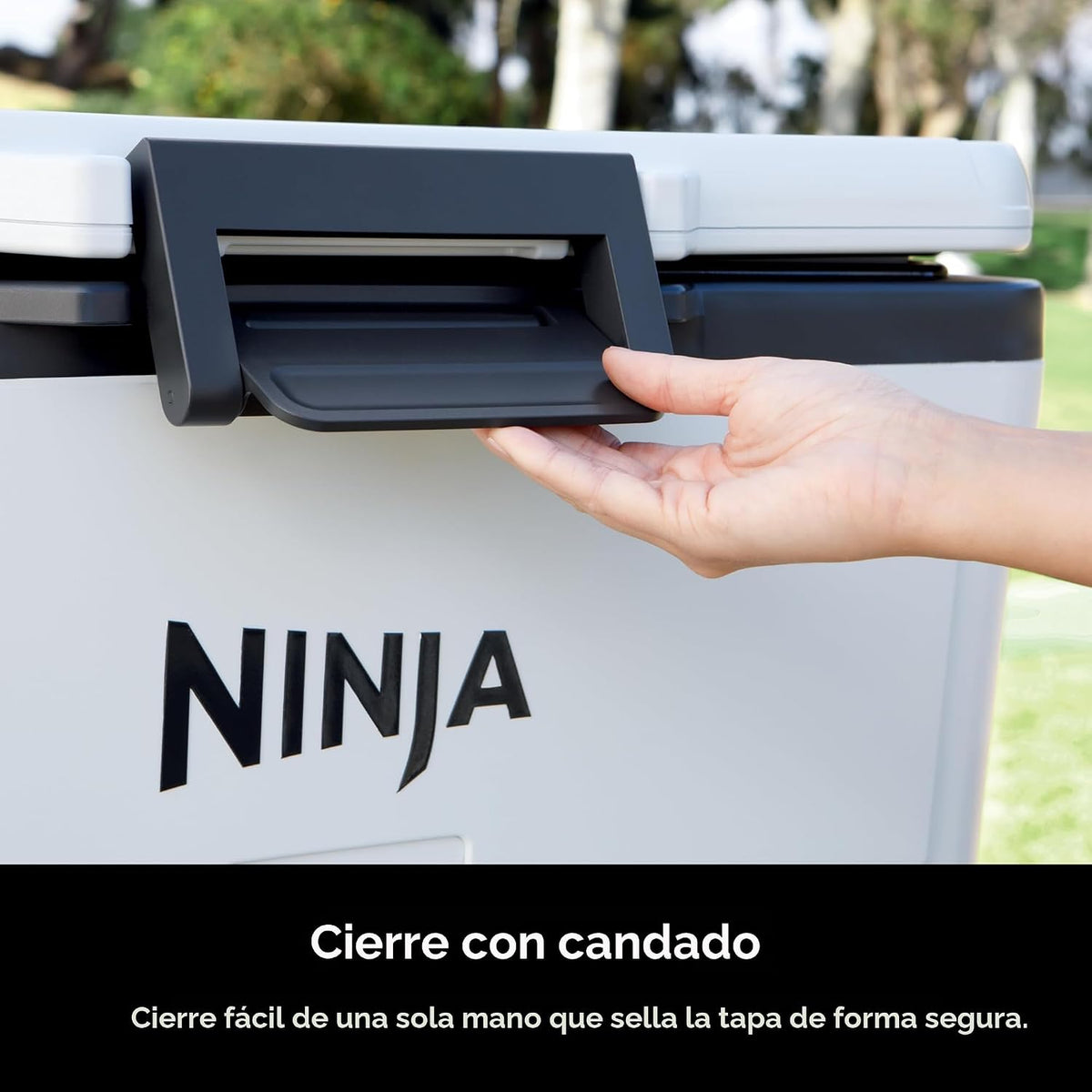 Hielera Cooler Ninja FrostVault FB131QWH de 30 Qt / 28 Litros con Cold Dry Zone – Blanca