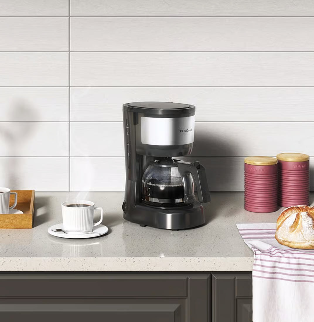 Cafetera Eléctrica Frigidaire 600ml con Jarra de Vidrio 15 Tazas – FCM10