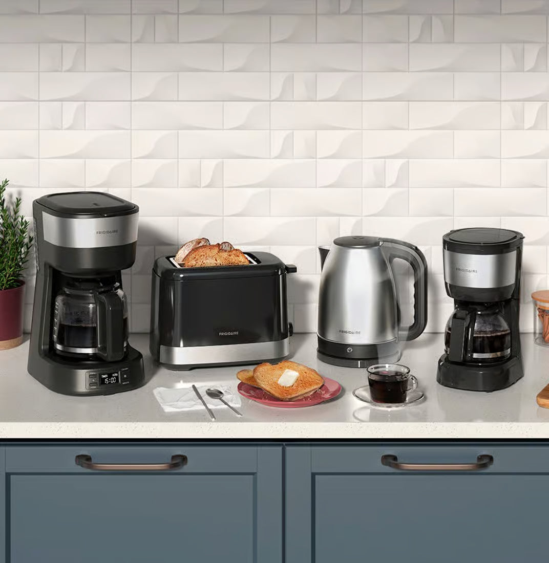 Cafetera Eléctrica Frigidaire 600ml con Jarra de Vidrio 15 Tazas – FCM10